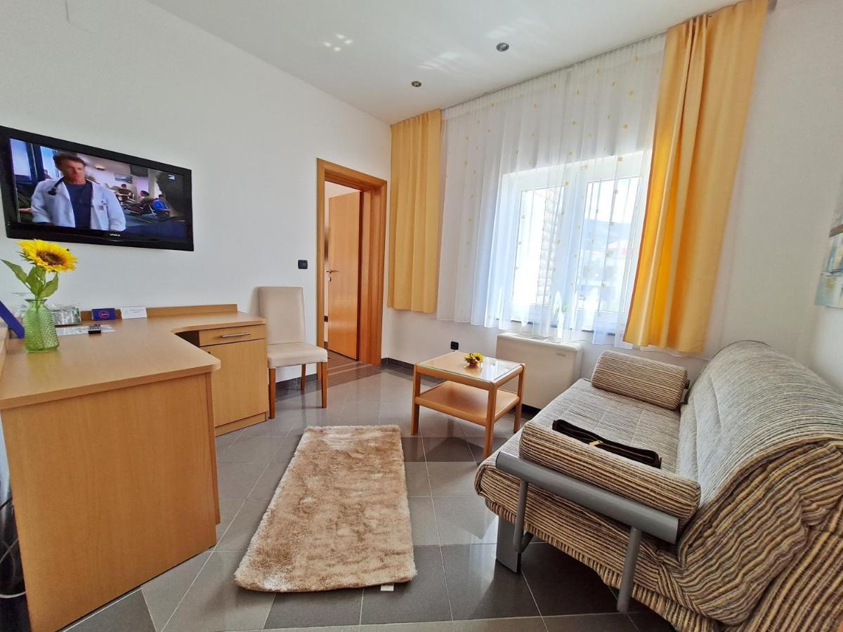 Hotel Sunce ポドストラナ エクステリア 写真